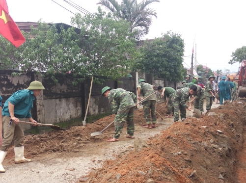  Đoàn TN Bộ Chỉ huy Quân sự tỉnh ra quân hỗ trợ các địa phương đẩy nhanh tiến độ hoàn thành chỉ tiêu đường giao thông nông thôn.